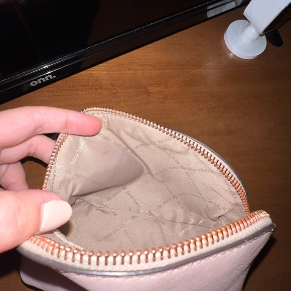 Michael Kors cosmetic bag - Picture 4 of 4